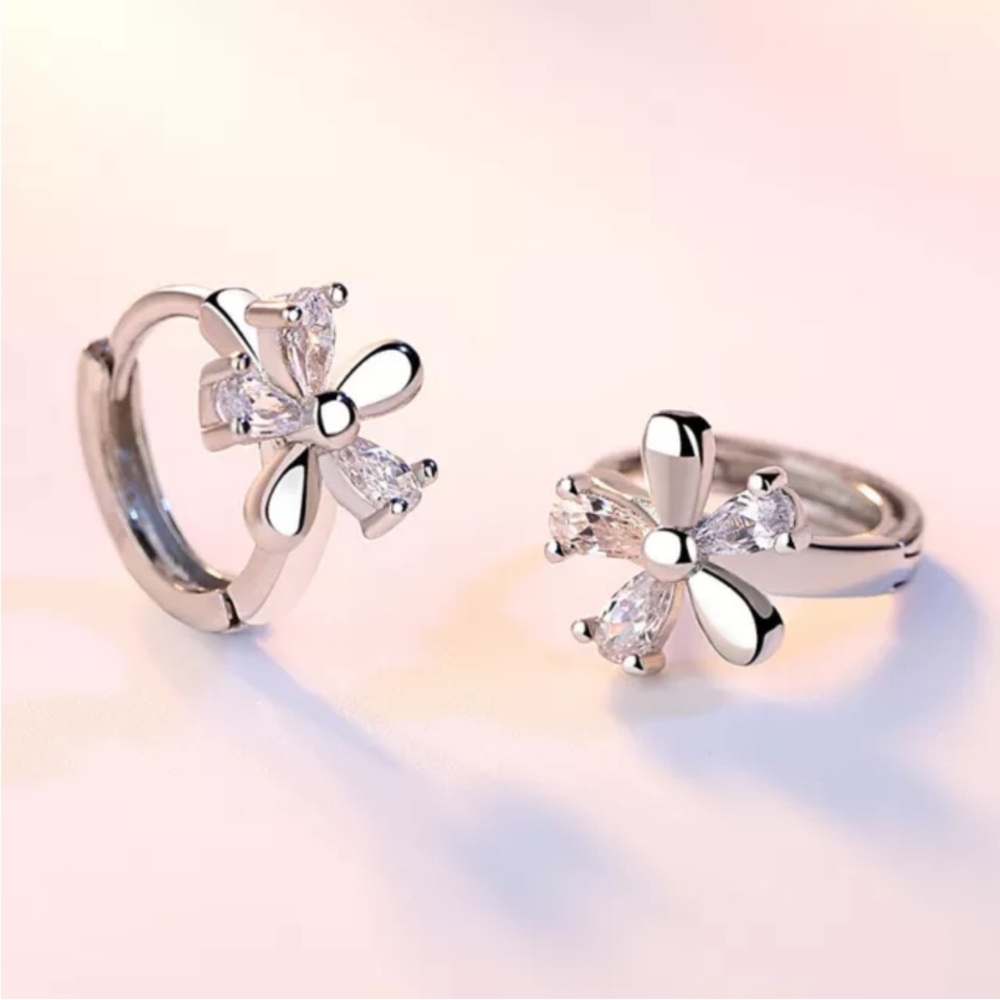 New Sterling Silver White Sapohires Flower Huggies
